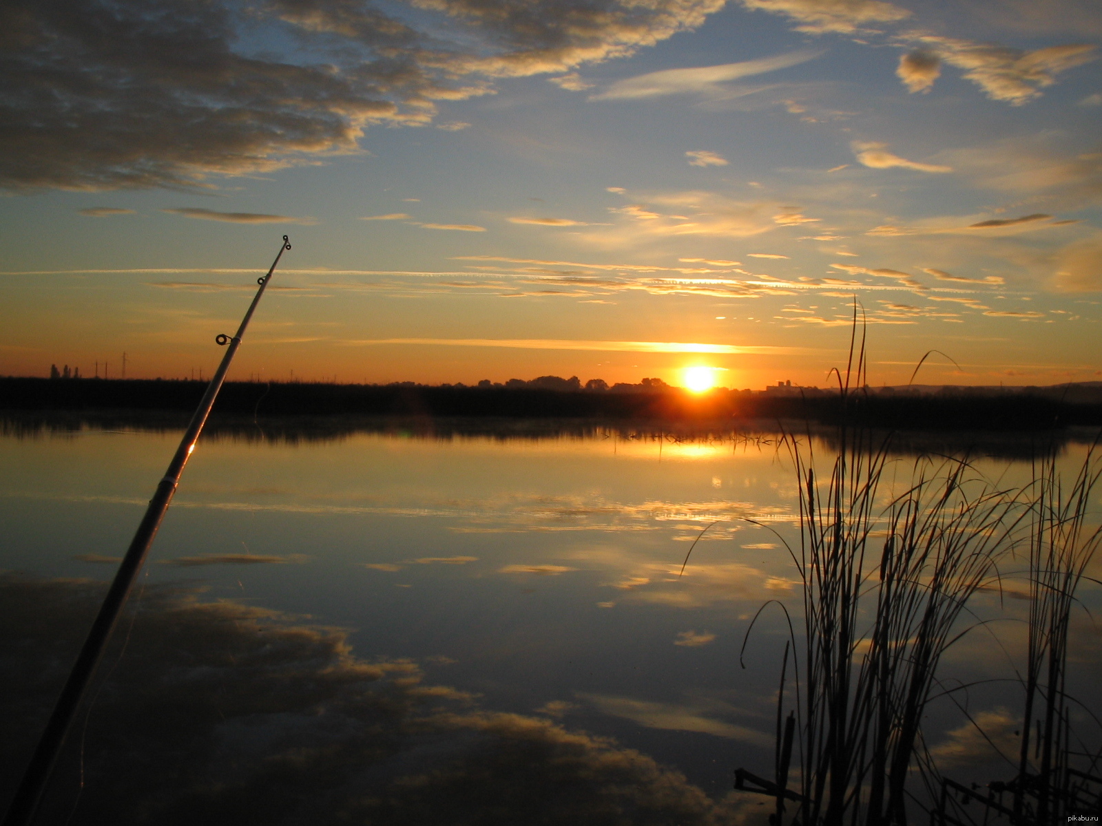 Рыболовный в озерах. Рассвет на озере. Рыбалка на рассвете. Утренняя рыбалка. Озеро с удочкой.