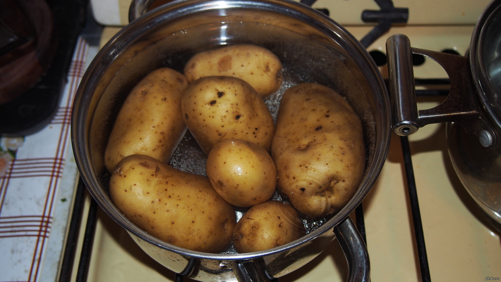 Дышать парами картошки. Картофель на пару. Ингаляция картошкой. Кастрюля с картошкой ингаляция. Дышать над картошкой.