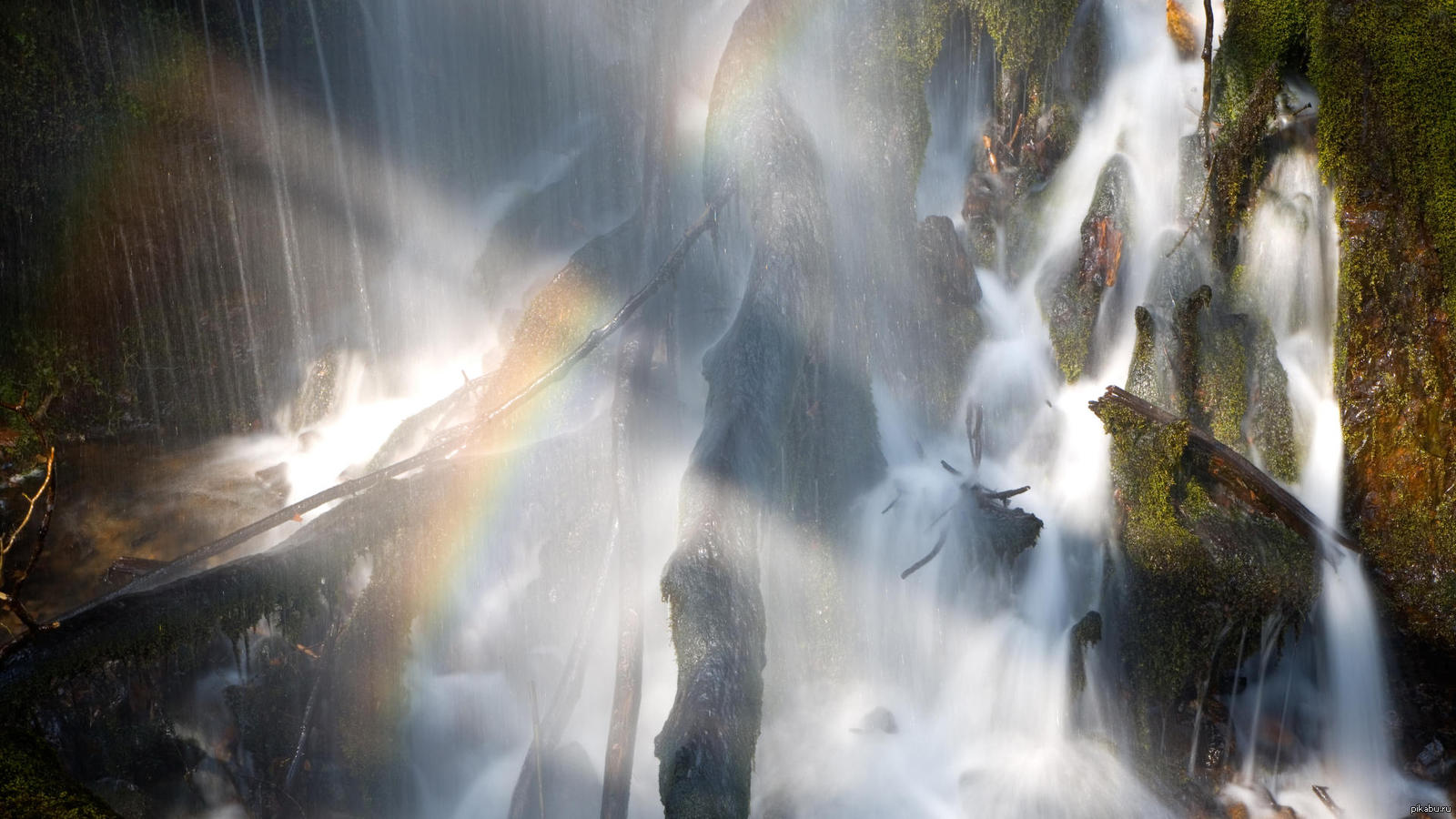 Видео падающей воды. Брызги водопада. Радуга под водопадом. Всплеск водопад. Радуга на фоне водопада.