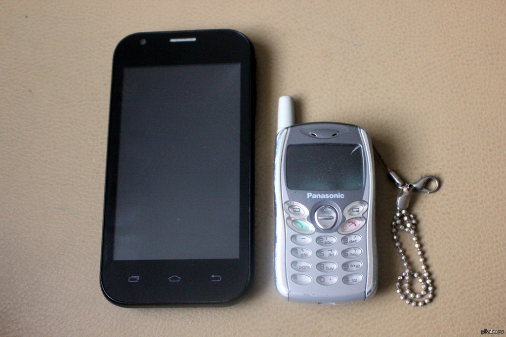 Фотография маленького телефона. Микротелефон Panasonic. Кнопочный маленький телефон Панасоник 2002. Панасоник самый маленький телефон 2004 год. Panasonic телефон маленький.