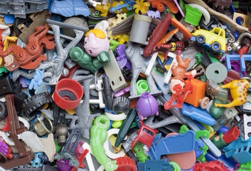 Игрушки сломаны замасленный фартук. Вещи из пластмассы. Пластиковые игрушки на свалках. Сломанная пластиковая игрушка. Игрушки из пластмассы.