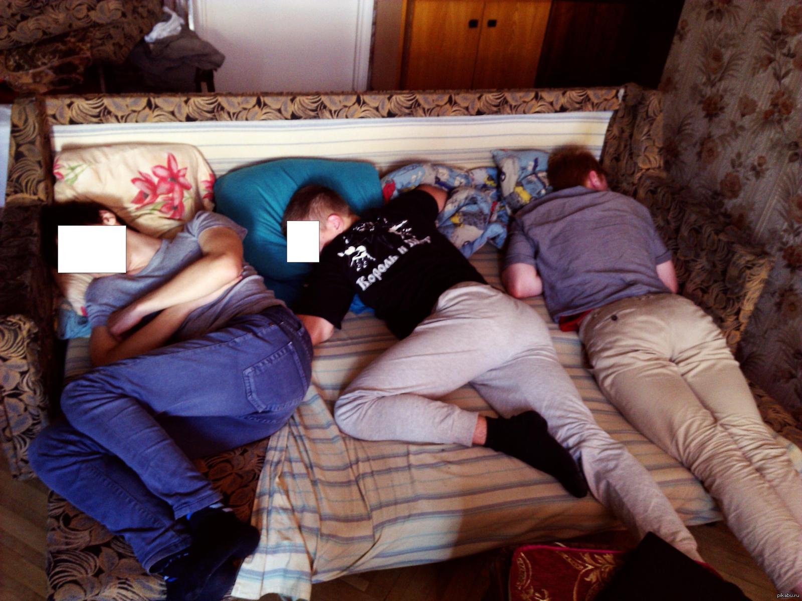 Мальчики спят вместе. Спящие друзья. Много людей спят друг на друге. Много людей на одной кровати.