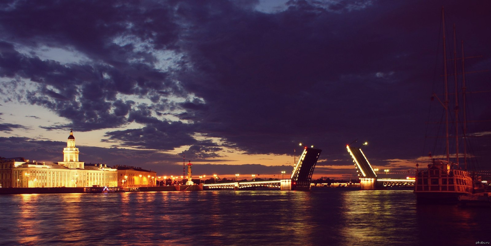 Как называется город на неве. Ночной Санкт-Петербург. Ночной Петербург Дворцовый мост панорама.