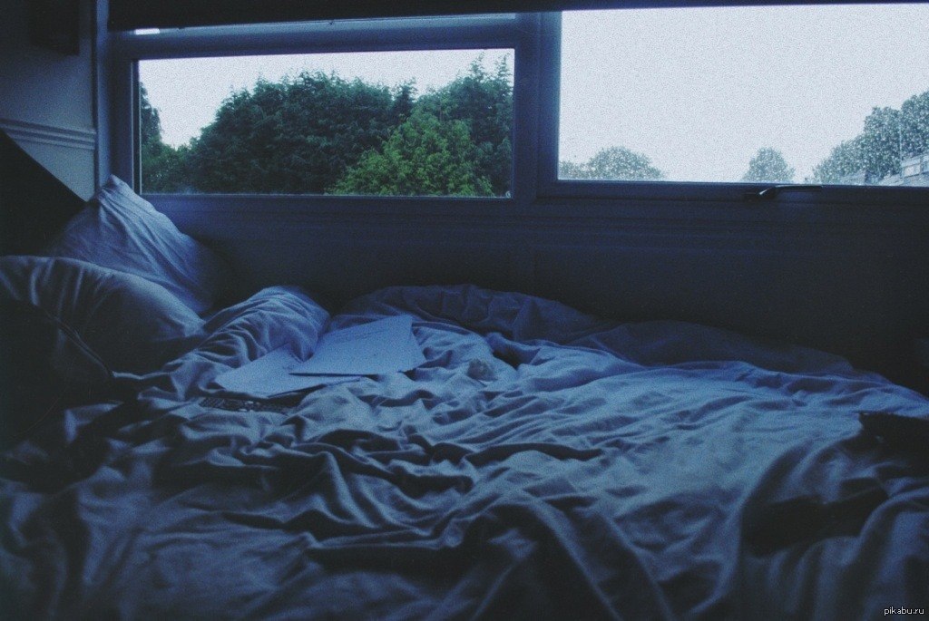 Снится без окна. Кровать ночью. Кровать у окна. Кровать возле окна. Кровать около окна ночью.