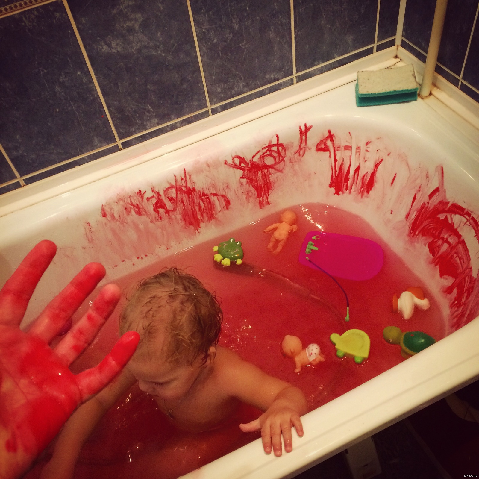 Купаться в ванной во время месячных. Детишки в ванной. Человек в кровавой ванне.