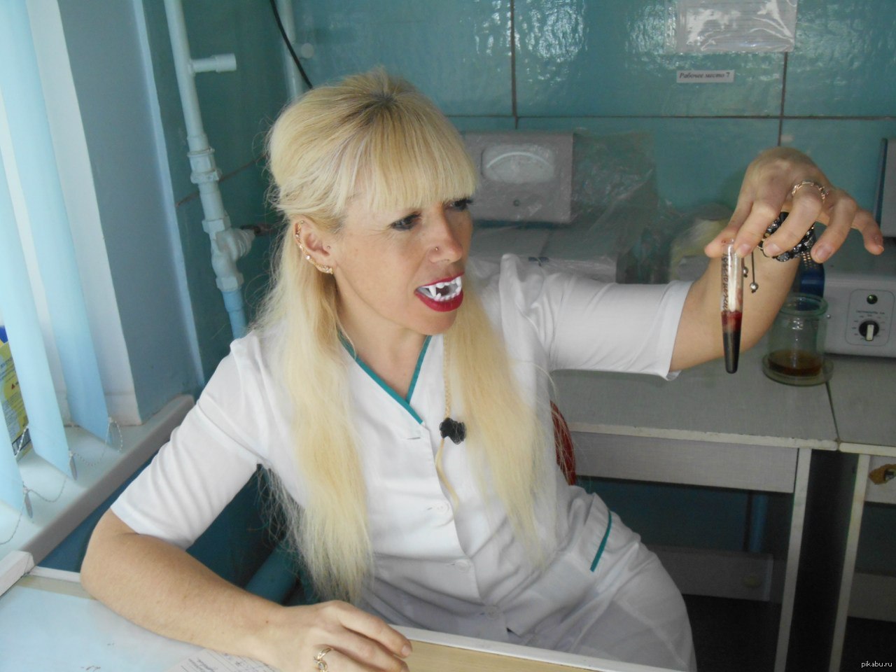 Врачи про медсестер. Смешная медсестра. Красивая медсестра в больнице. Медсестра смешное фото. Прикольные фото врачей.