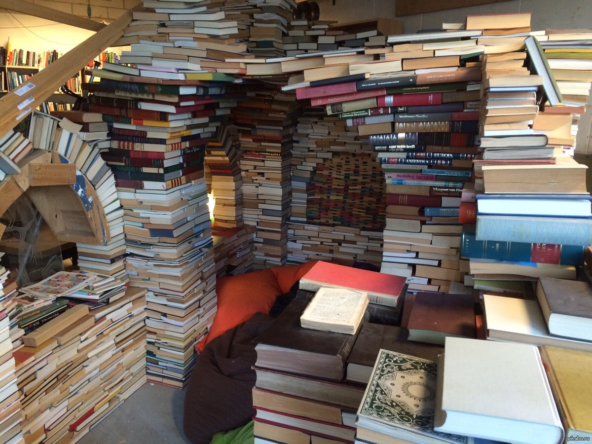 Отыщите место со множеством книг. Много книг. Книжные завалы. Груда книг. Куча книжек.