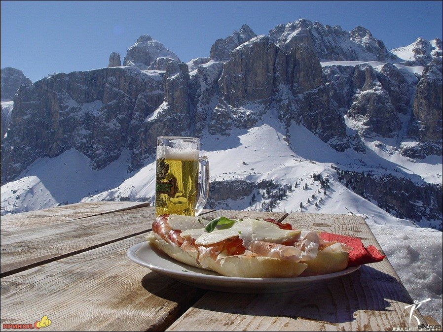 Зима обед. Гора еды. Обед в горах. Завтрак с видом на горы. Завтрак в горах зимой.