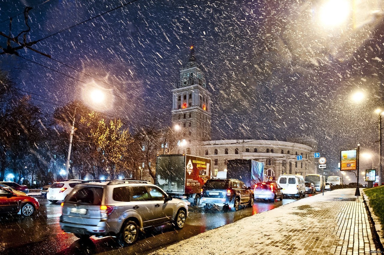 Погода вечером на улице. Зима в городе. Снегопад в городе. Ночной зимний город. Зимняя ночь в городе.