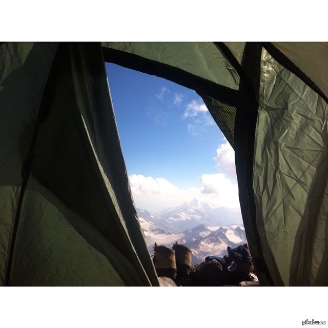 Mount elbrus палатка. Палатка Эльбрус 10. Палатка на Эльбрусе. Эльбрус из палатки. Вид из палатки на Эльбрус.