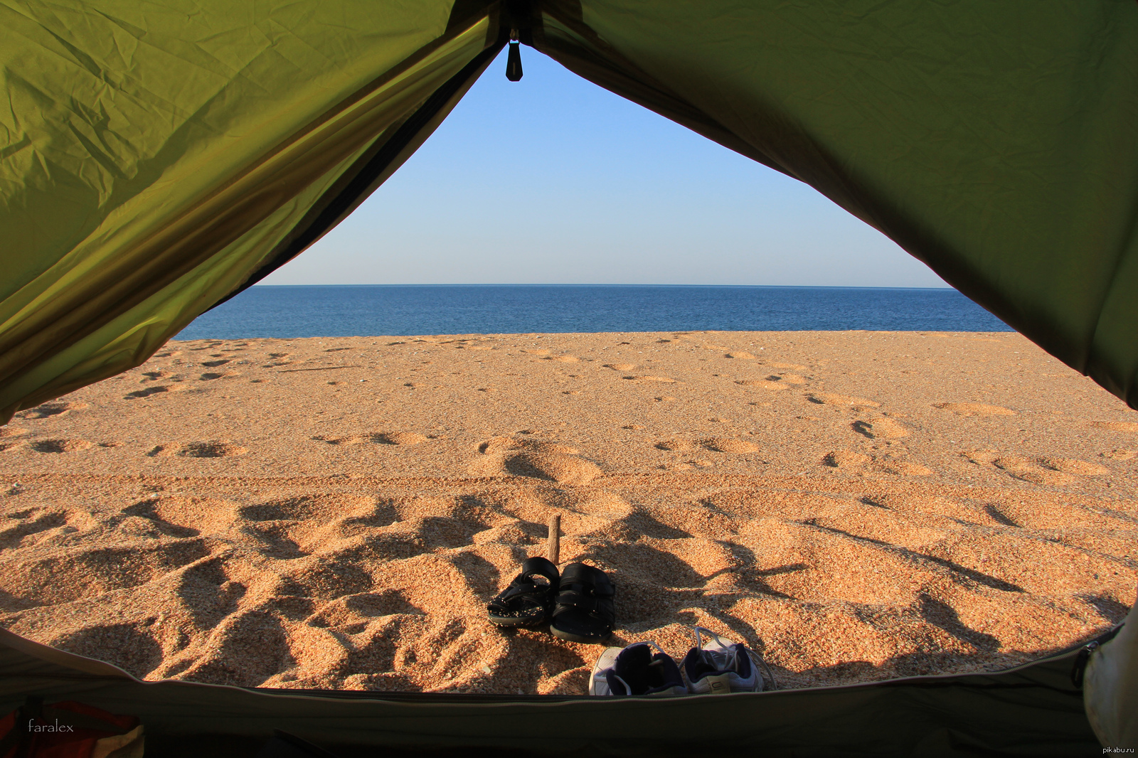 Кемпинги рядом. Автокемпинг «Любаша» на Азовском море. Каспийское море палаточный лагерь. Палатка на берегу моря. Палаточный лагерь на берегу моря.