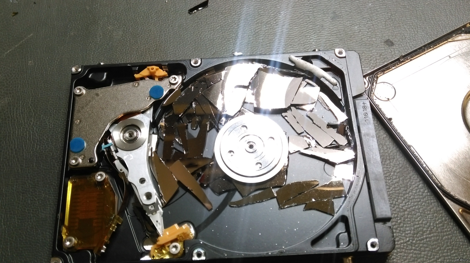 Разбитый диск. Сломанный жесткий диск. Механический жесткий диск. Поврежденный жесткий диск. Механические повреждения HDD.