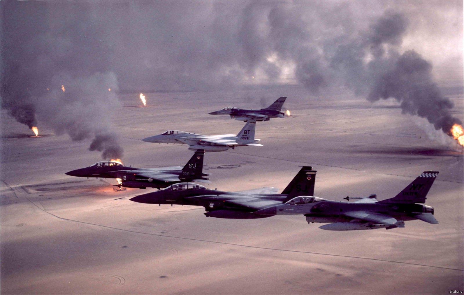 Воздушное нападение противника. F-15 Desert Storm. Буря в пустыне операция 1991. Ирак 1991 буря в пустыне.