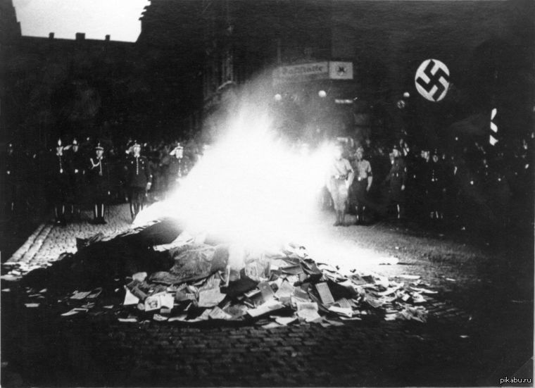 Фашистская библиотека. Сожжение книг в Германии 1933. Сожжение книг в нацистской Германии 1933. Сожжение книг в Берлине 1933. Сжигание книг в Германии 1933.