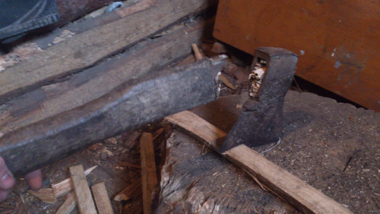Колол я дрова, а тут такое с топором... | Пикабу