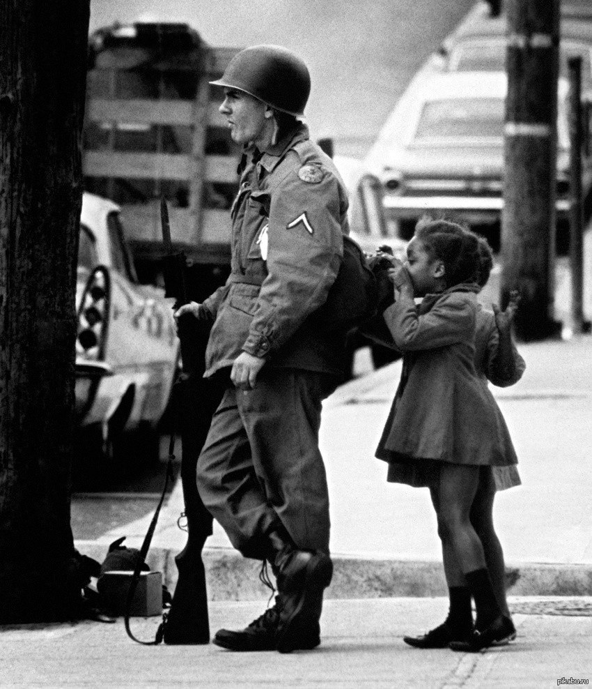 Чернокожие дети заглядывают в сумку бойца Национальной гвардии штата  Делавэр. Апрель 1968 года. | Пикабу