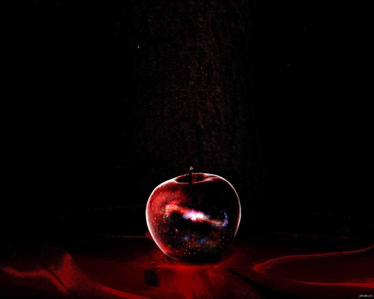 Яблоко на черном фоне. Яблоко на темном фоне. Красное яблоко на черном фоне. Красные предметы на темном фоне.
