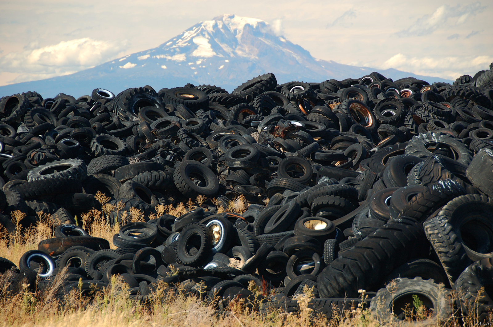 Tires recycling. Свалка шин. Утилизация покрышек. Покрышки отходы. Свалка автопокрышек.