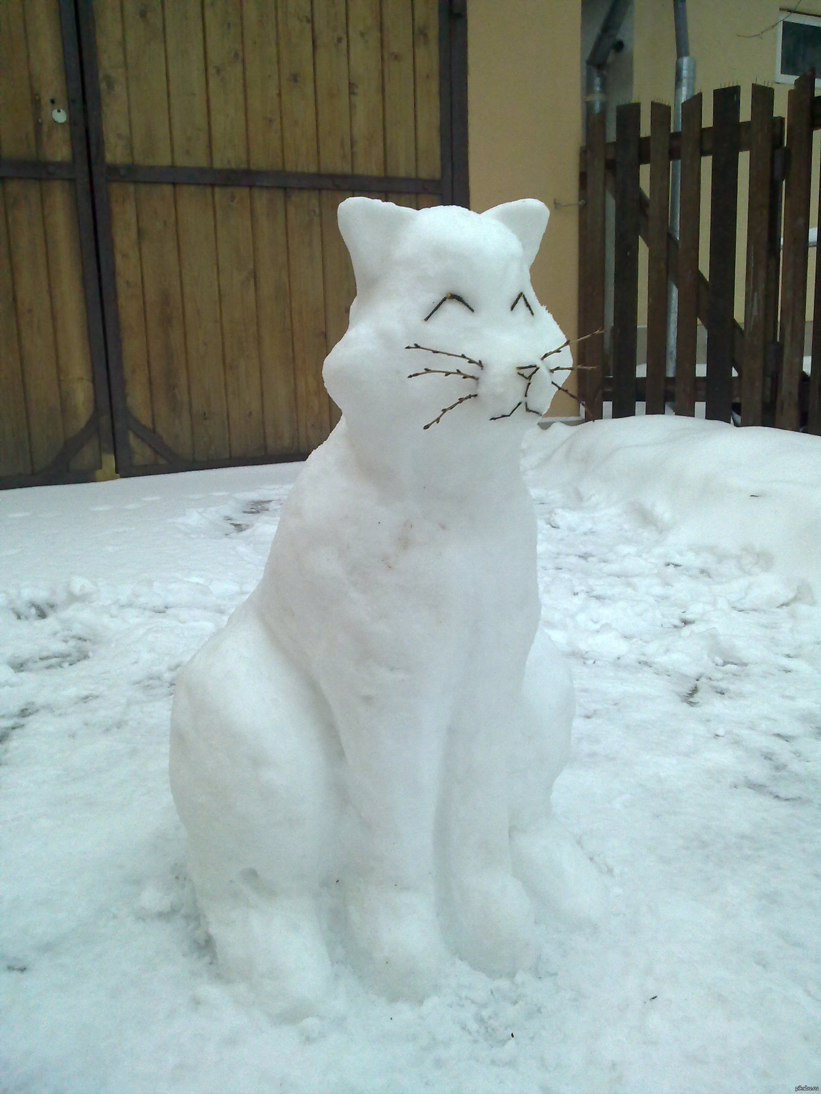 Фигуры из снега кот