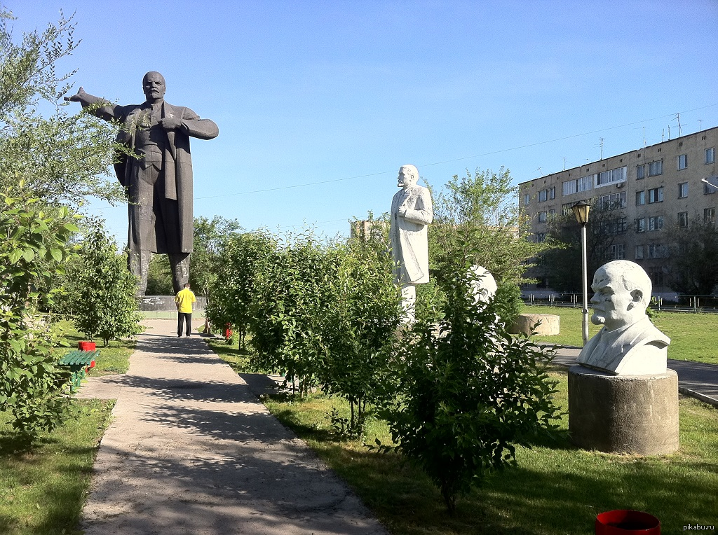 Народ города семей. Семипалатинск памятник Ленину. Семипалатинск аллея памятников Ленину. Семей Казахстан памятник Ленину. Площадь Абая семей.