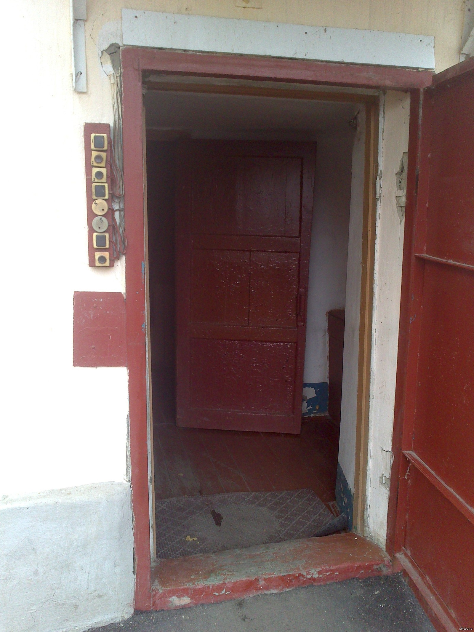 Подъезд с открытой дверью. Дверь в подъезд. Квартирная дверь в подъезде. Открытая дверь в подъезде. Старая дверь в квартиру в подъезде.