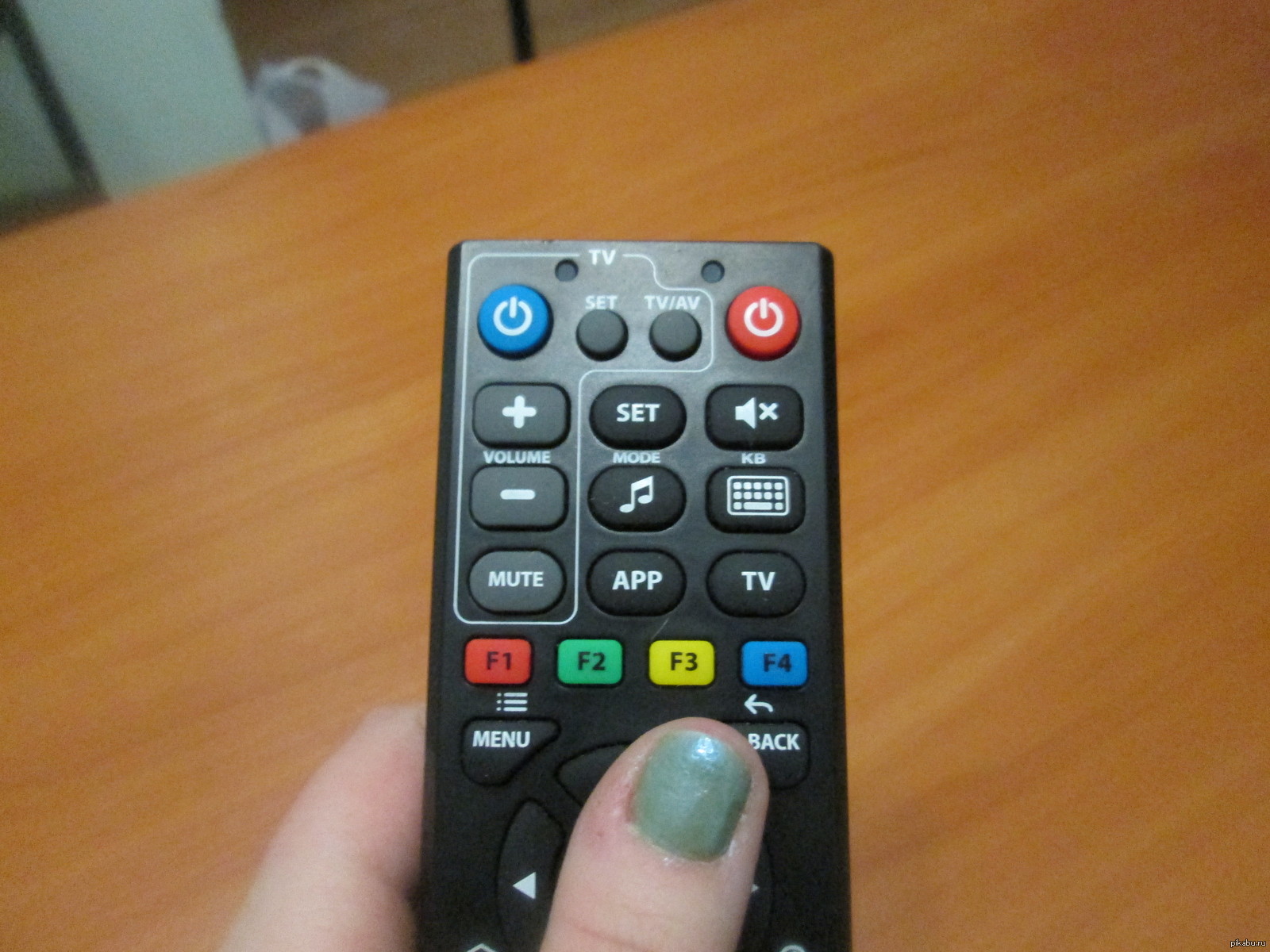 Красная кнопка на пульте телевизора