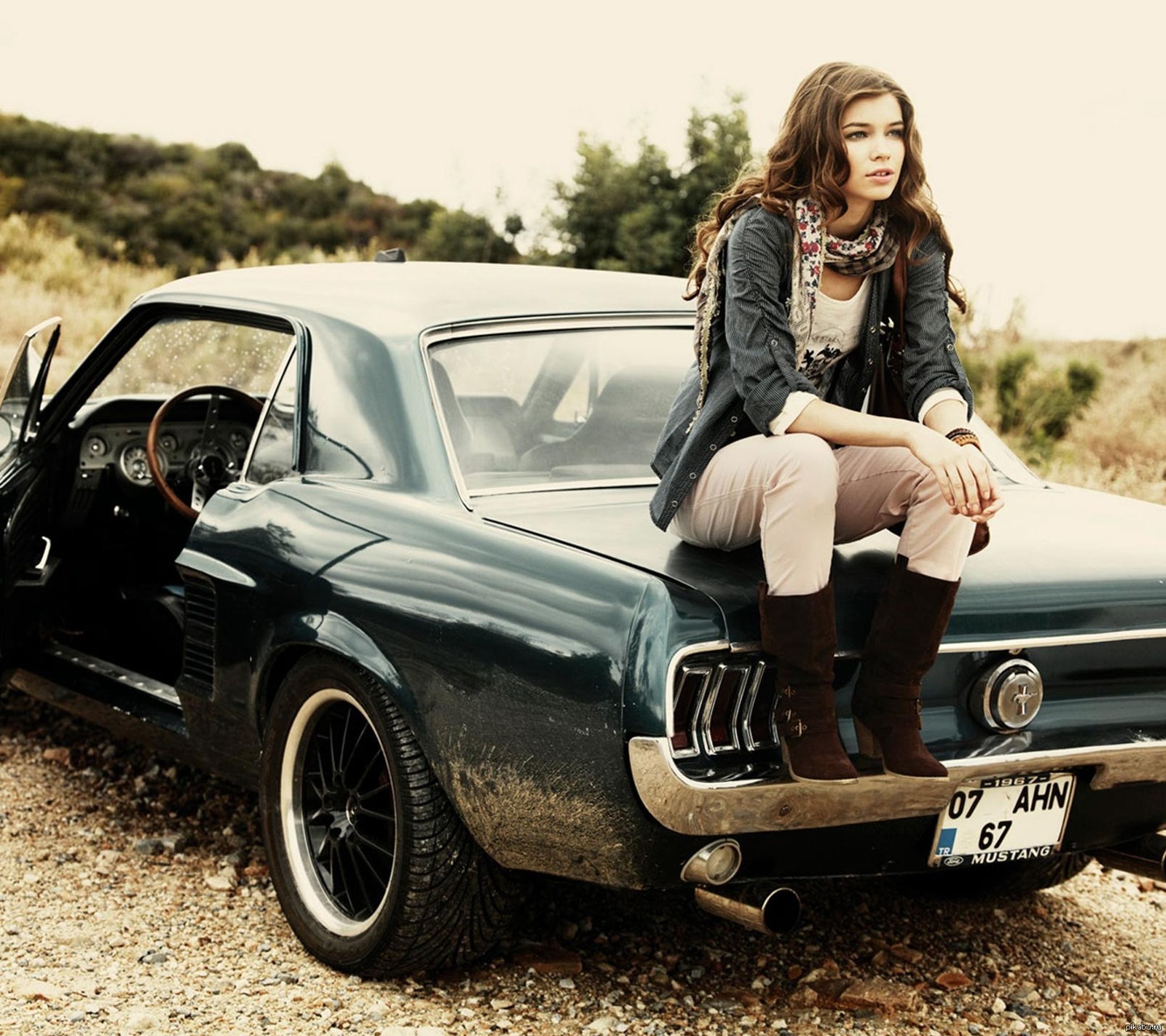 Машины останавливаются девушки. Форд Мустанг 1967. Ford Mustang 1967 с девушкой. Шелби Мустанг Кристен Стюарт. Ford Mustang 1967 с Кристен Стюарт.