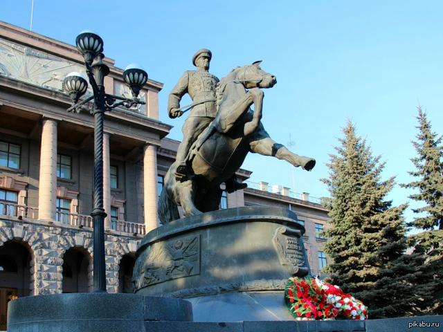 Памятники екатеринбурга. Памятник Жукову в ЕКБ. Памятник маршалу г к Жукову в Екатеринбурге. Жуков Георгий Константинович памятник в Екатеринбурге. Памятник Георгию Жукову в Екатеринбурге.