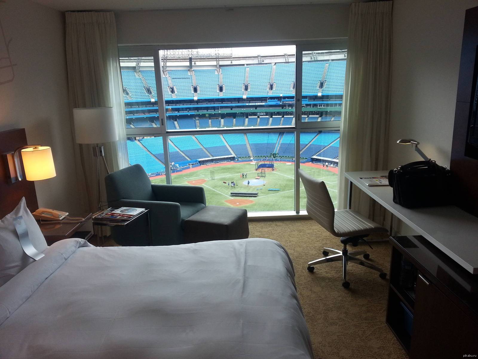 Отель на стадионе. Квартира с видом на стадион. Квартиры с видом на футбольное поле. Отель с видом на футбольное поле. Гостиница с видом на стадион из окна вид.