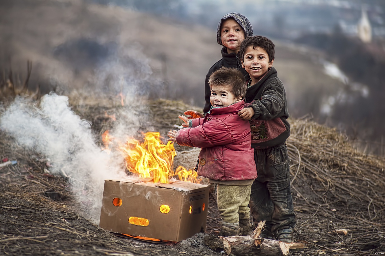 There is poor woman with five children. Коста и дети. Огонь для детей. Дети у костра.