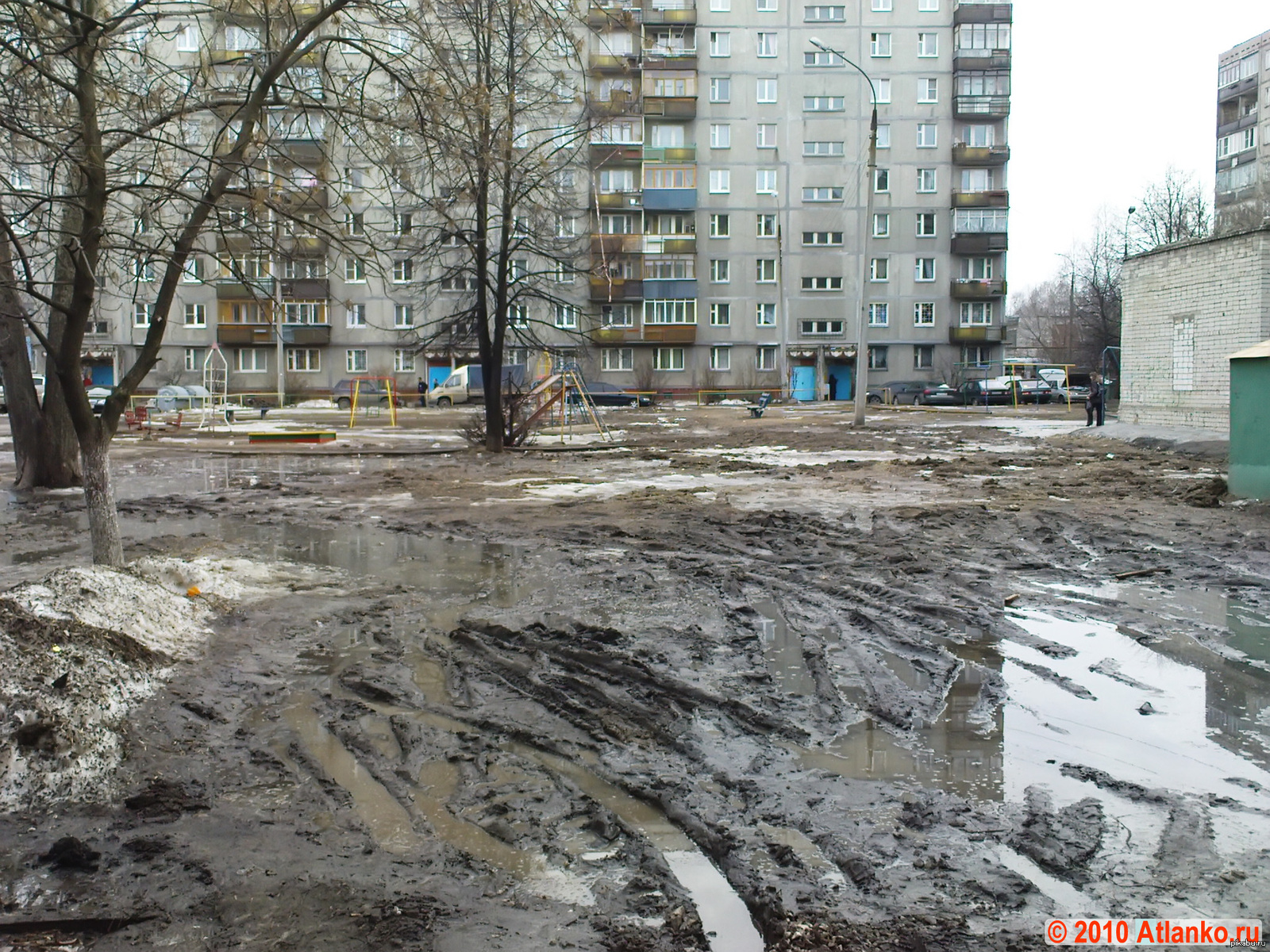 Погода дворе. Некрасивый двор. Совковый двор. Дворы России некрасивые. Дворы в 2010 году.