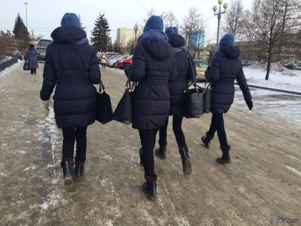 Дали сбой. Сбой в матрице. Сбой в матрице Мем. Толпа в пуховиках. Матрица дала сбой.