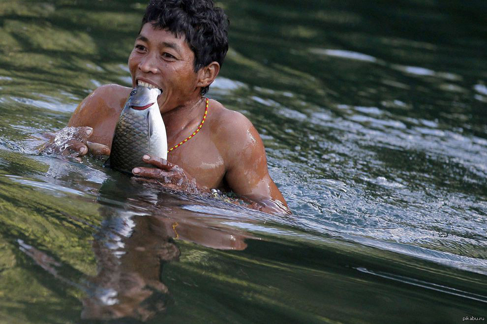 Рыба голод. Мужчина несет рыбу. Рыба Динамит. Naga Tribe.