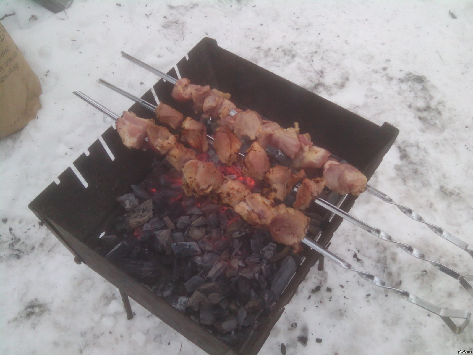 Зимой мясо. Шашлык зимой. Зимний шашлык на природе. Шашлычок на природе зимой. Шашлык мангал зима.