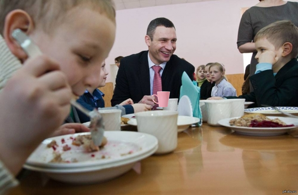 В столовку идешь. Еда в школьной столовой мемы. Школьная столовая смешно. Школьная столовка прикол. Шутки про столовку в школе.