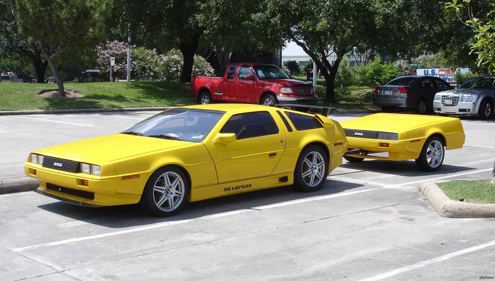 Бит машина. DELOREAN DMC-12 жёлтый. Ламборгини с прицепом. Прицеп из DELOREAN DMC. Назад в будущее жёлтая машина.