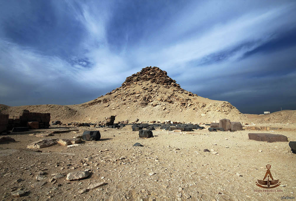 Разрушило пирамиду. Пирамида Усеркафа. Пирамида Усеркафа в Саккаре. Пирамида Джосера Саккара Египет. Египетская пирамида Усеркафа.
