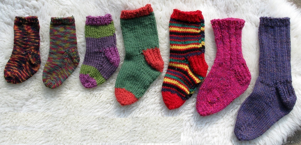 Носочки со. Вязаные носки. Носки детские. Теплые носки. Носки детские вязаные.