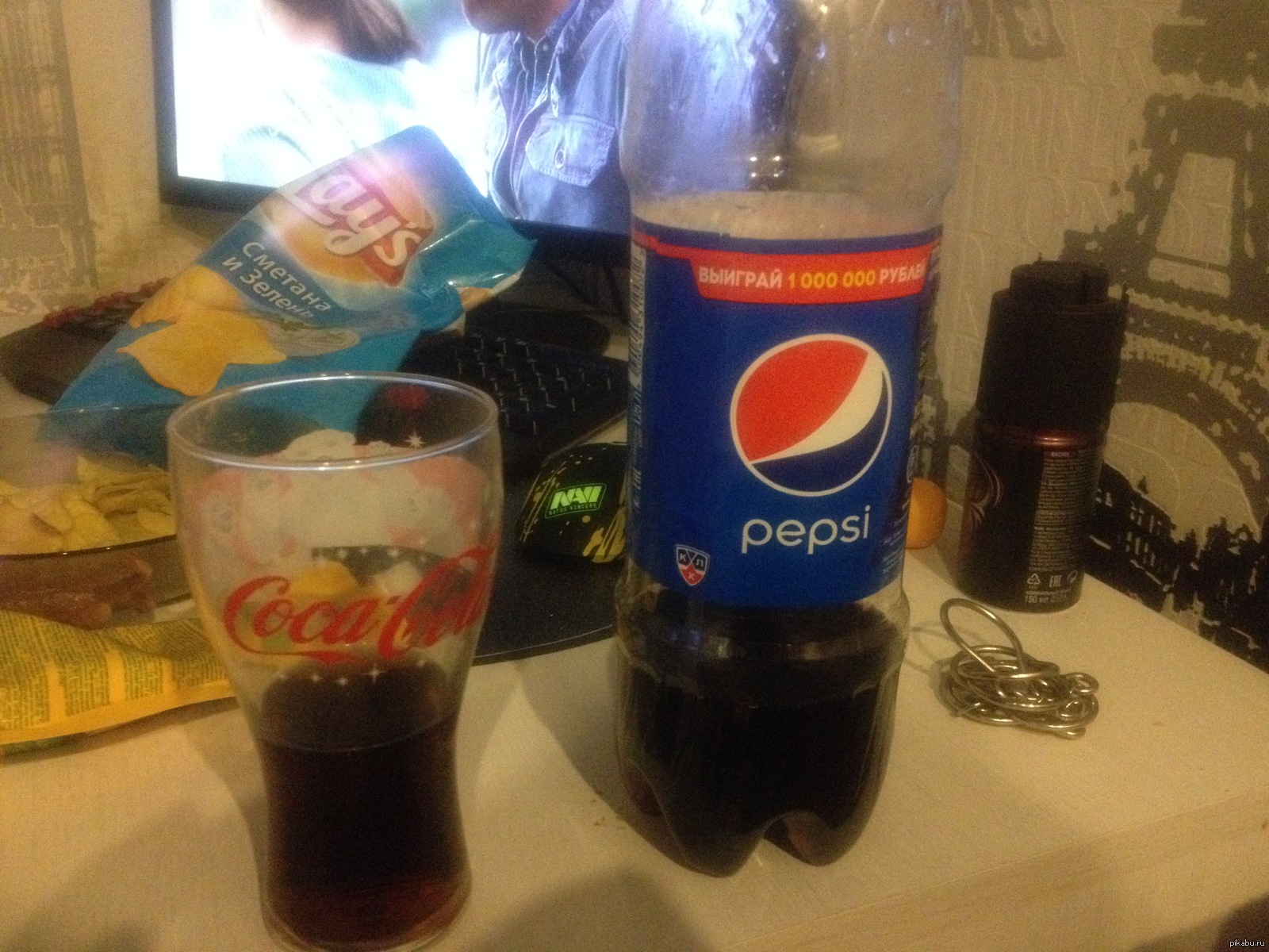 Песня на столе стоит бутылка пепси колы. Чипсы и кола. Пепси-кола чипсы. Чипсы Pepsi.