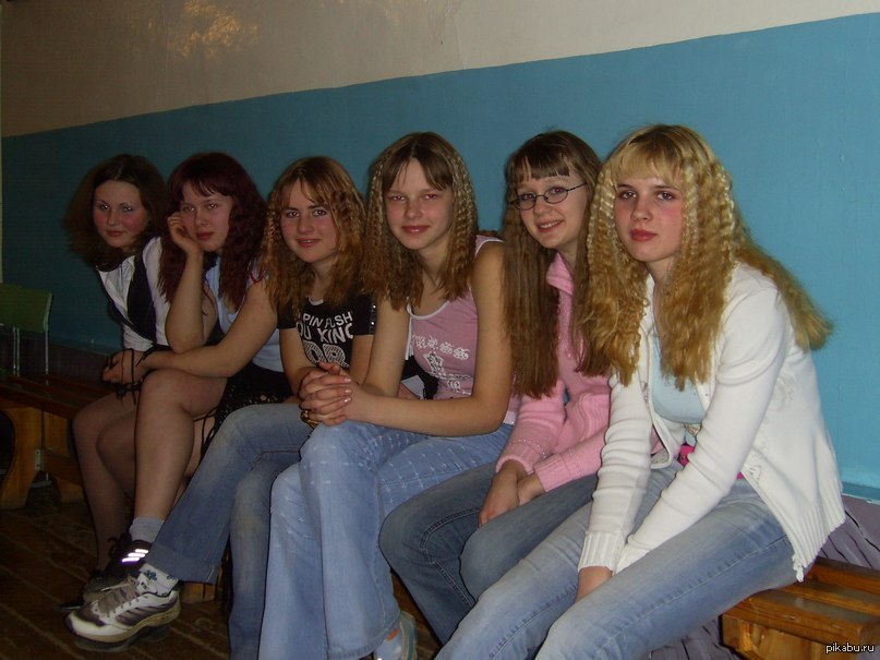 Русские молодые в группе. Девушки 2000-х в России. Девушки из нулевых. Русские девушки 2000-х годов. Молодежь 2000-х годов.