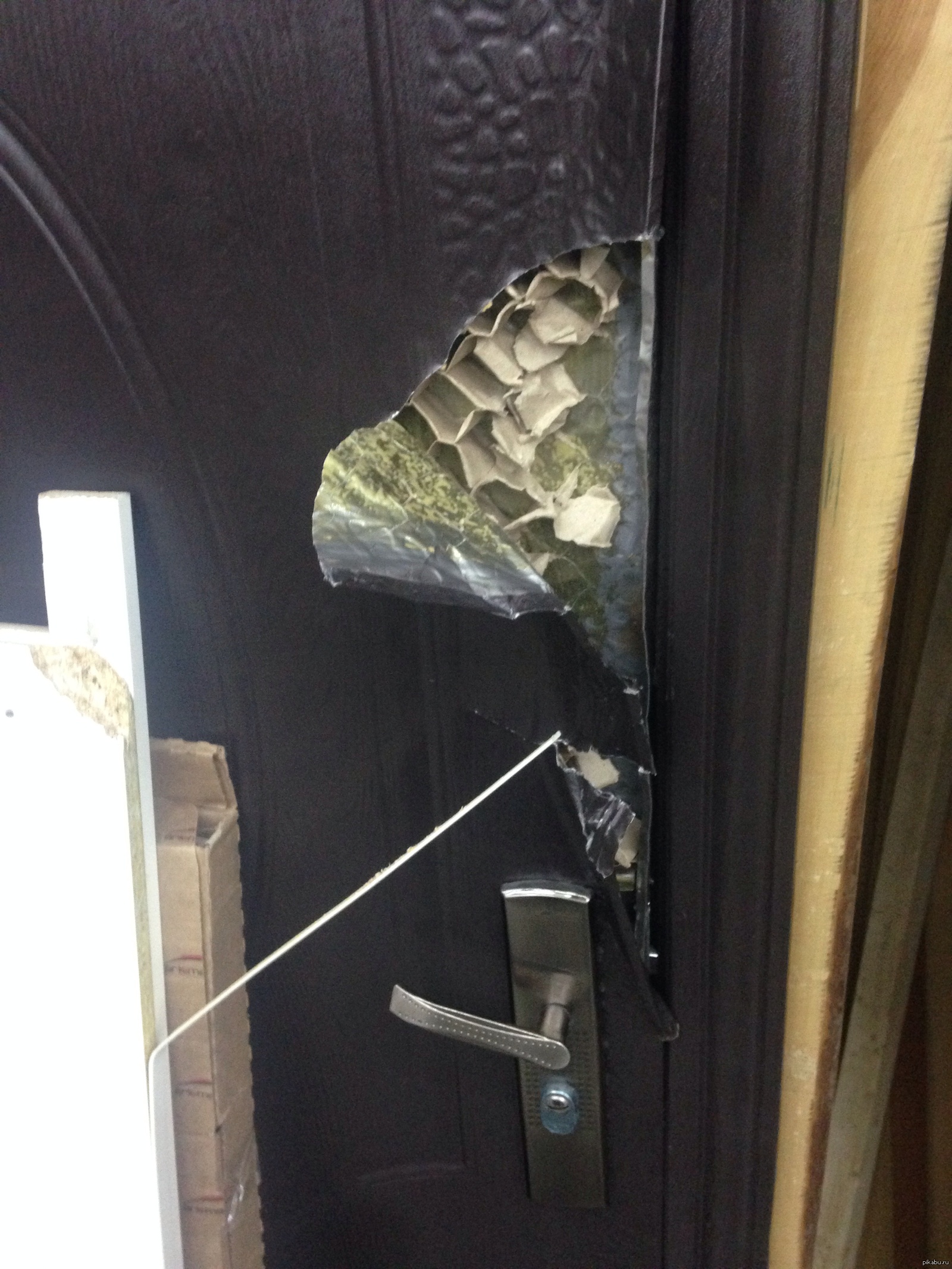 Сломалась железная дверь. Китайская дверь входная GBZG Кайзер замки. Китайская входная дверь. Поломанная входная дверь. Металлическая дверь внутри.