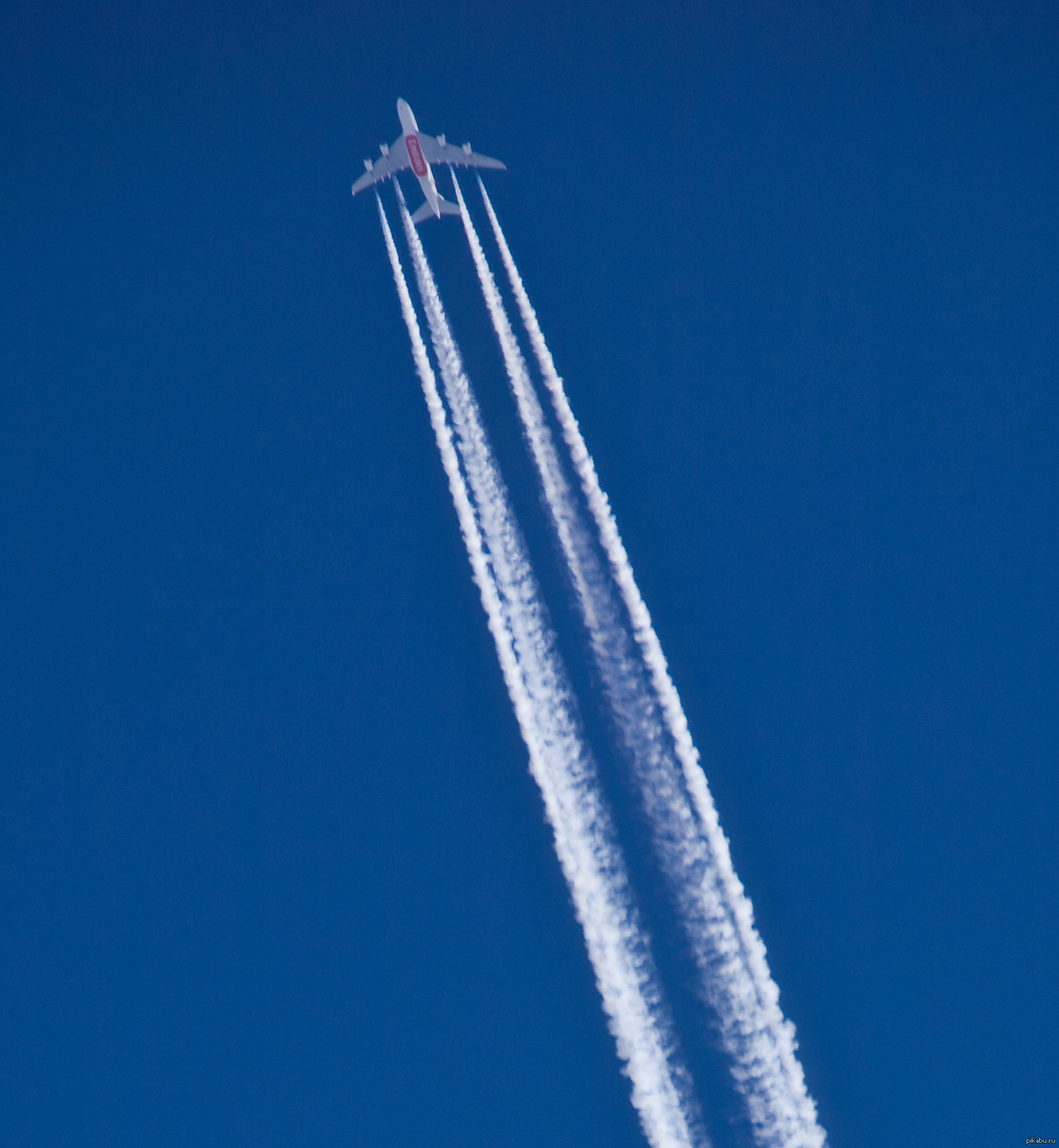 Инверсионный след. Инверсионный след Airbus a340. АН 225 инверсионный след. Инверсионный след от ту 95. Инерционный след самолета.