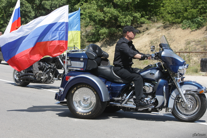 Мотоцикл в крыму. Путин на Harley-Davidson. Путин трайк. Путин на мотопробеге. Мотоцикл Путина Харлей Дэвидсон.