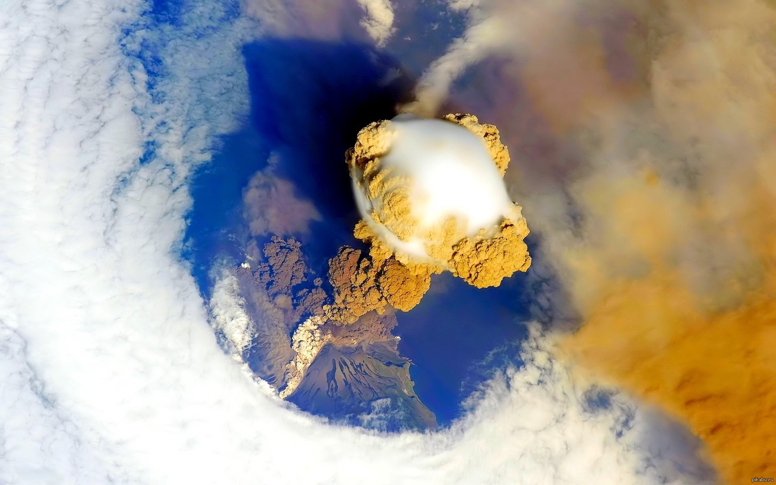 Вид на извержение вулкана из космоса | Пикабу
