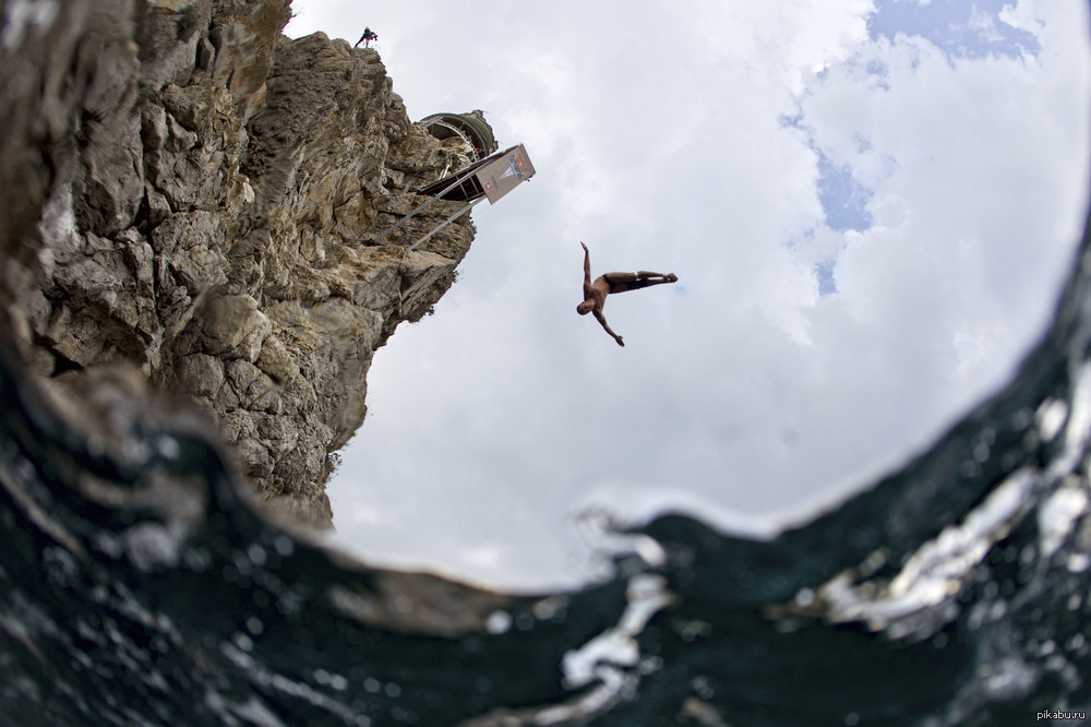 Пропасть кидать. Ласточкино гнездо Red bull Cliff Diving. Падение со скалы. Человек падает со скалы. Человек прыгает со скалы.