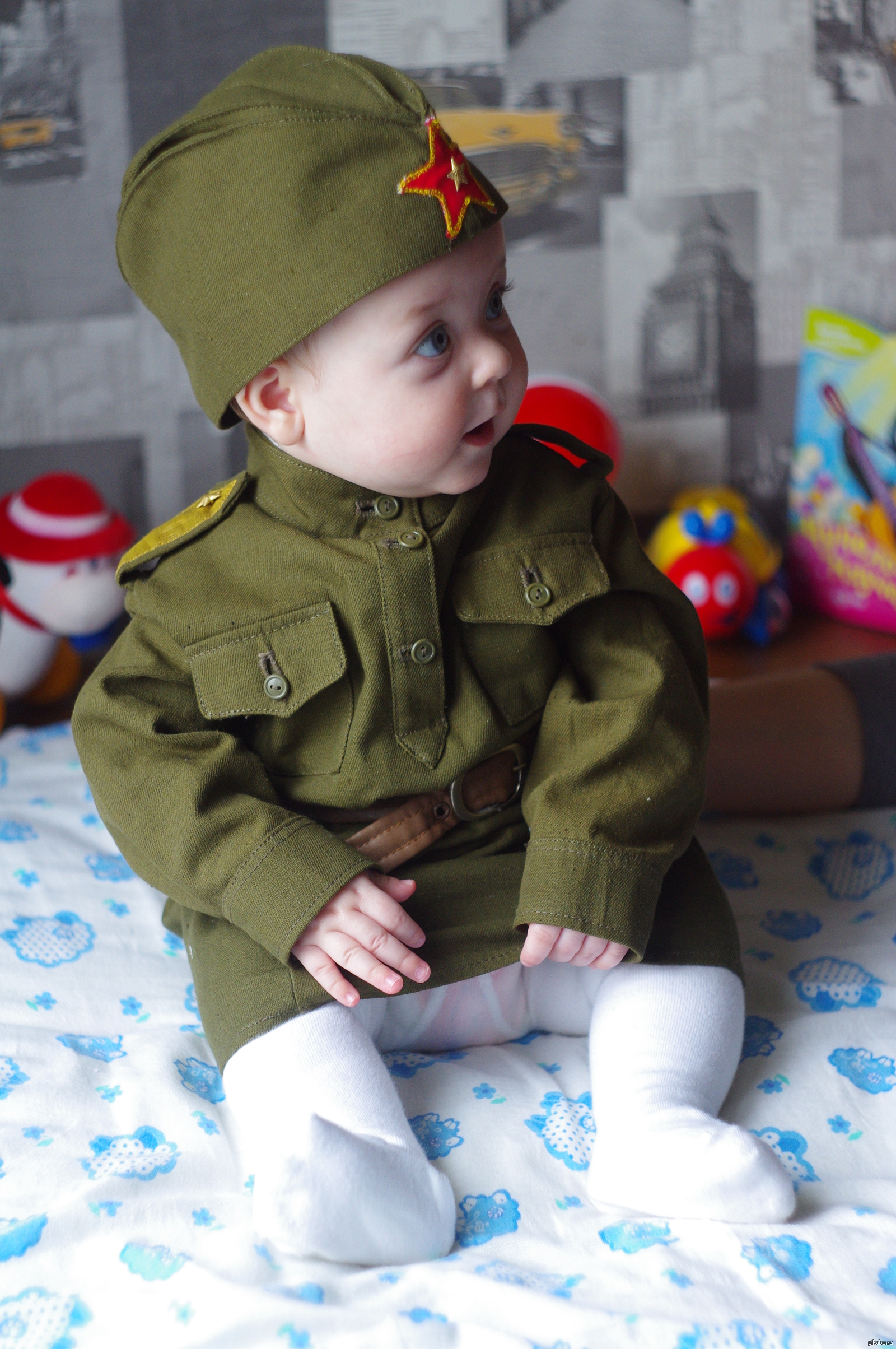 Маленькие дети 9 мая. Дети в военной форме. Малыш в военной форме. Малыш в солдатской форме. Груднички в военной форме.