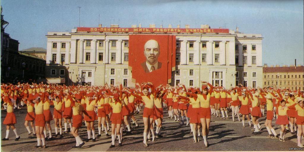 Первый ссср. Первомай на Дворцовой площади в СССР. Пионеры СССР 1970-Е. Дворцовая площадь Ленинград 1985 г. Ленинград пионеры СССР.