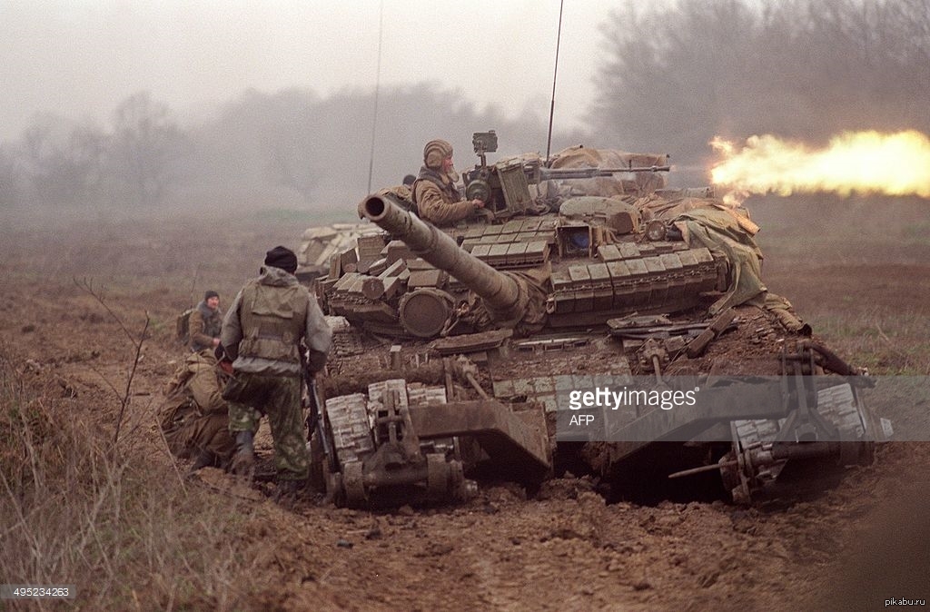 Экипаж танка 80. Т-80бв в Чечне. Танк т 80бв в Чечне. Т-80 В Чечне. Танк т80 подбитый в Чечне.
