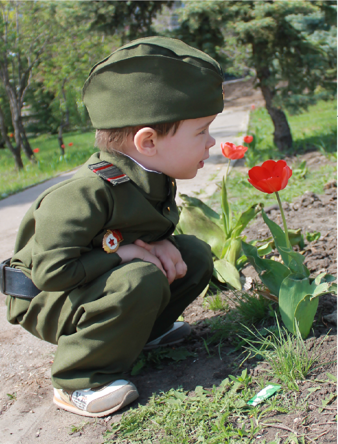 Солдат с ребенком. Дети военнослужащих. Солдаты детские.