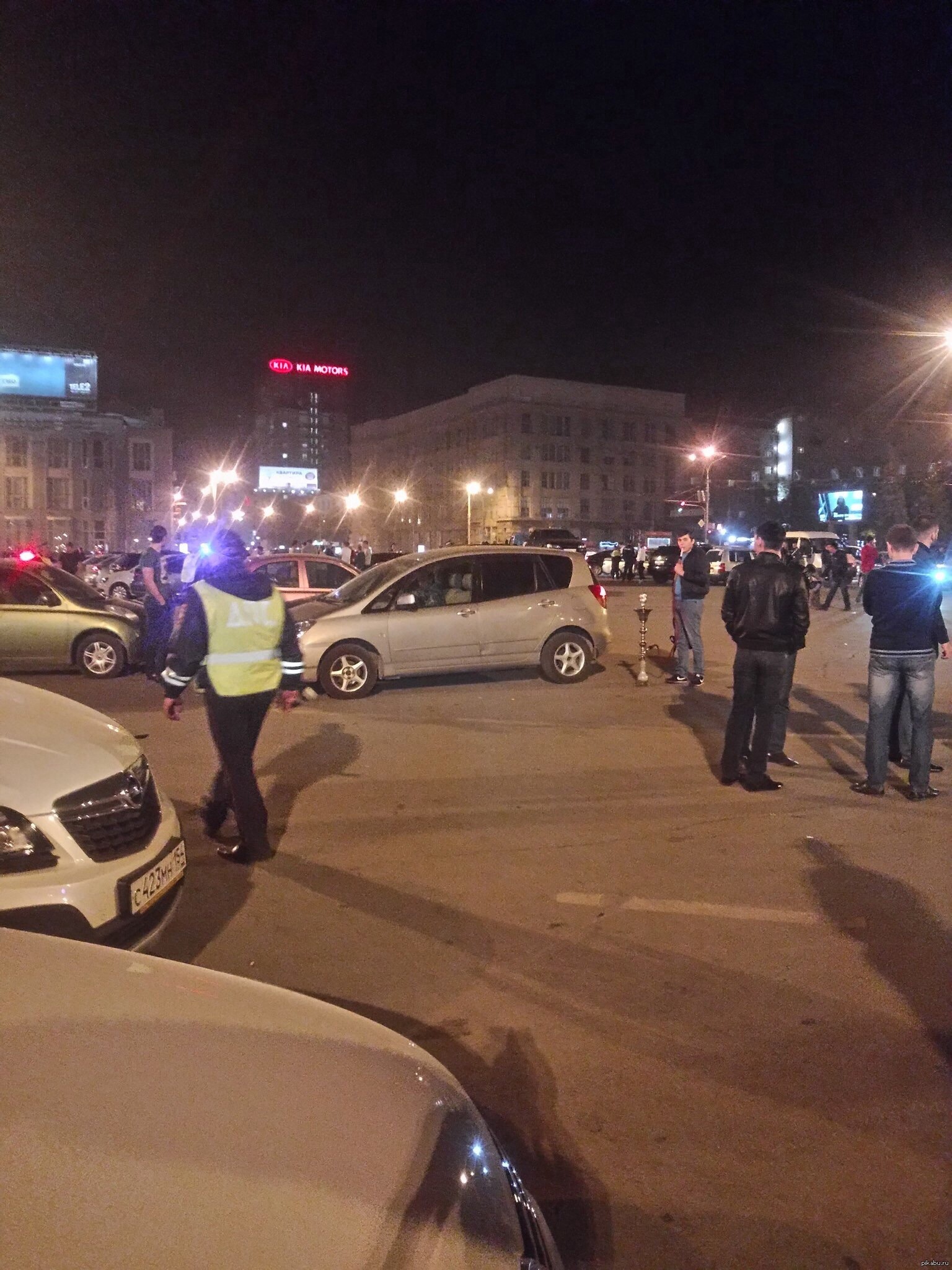 В центре Новосибирска шла тотальная облава на алко/нарко водителей, а чувак  просто стоял на центральной площади и курил кальян) | Пикабу